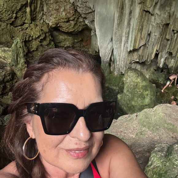 Meet your Posher, Maria - Picture 2 of 2